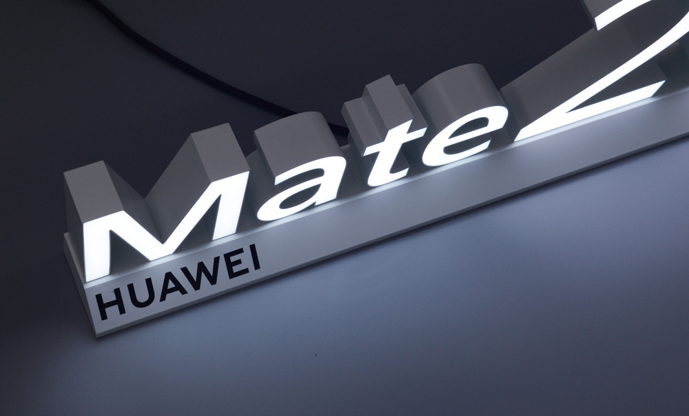 桌面臺(tái)上展示道具 —— HUAWEI Mate20